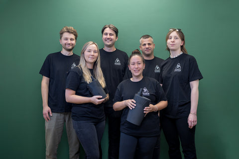 Johannes & Paul mit Sabrina, Chris, Miri und dem Team.