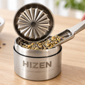 Edelstahl-Dosierlöffel nimmt gemahlene Kräuter aus der Kammer des HIZEN Edelstahl Grinders