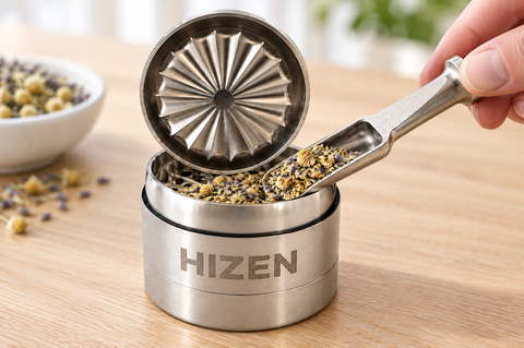 Edelstahl-Dosierlöffel nimmt gemahlene Kräuter aus der Kammer des HIZEN Edelstahl Grinders