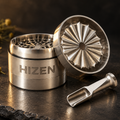 HIZEN Edelstahl Grinder ohne Zähne mit Edelstahl-Dosierlöffel auf Schieferplatte