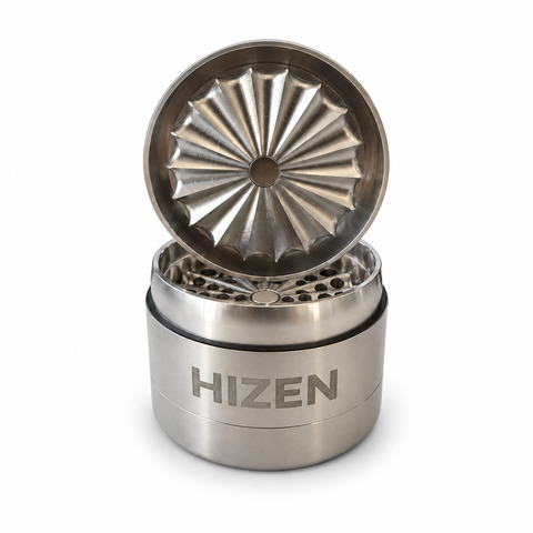 HIZEN Edelstahl Grinder ohne Zähne 6,3 cm, geöffnet mit Wellen-Mahlwerk im Deckel