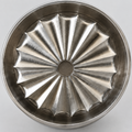 Wellen-Mahlwerk aus Edelstahl im Deckel des zahnlosen HIZEN Grinders, Nahaufnahme