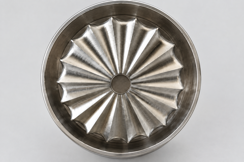 Wellen-Mahlwerk aus Edelstahl im Deckel des zahnlosen HIZEN Grinders, Nahaufnahme