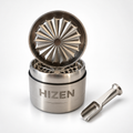 HIZEN Edelstahl Grinder ohne Zähne 6,3 cm mit Edelstahl-Dosierlöffel – limitierte Auflage